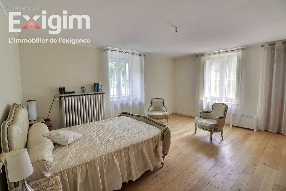 Maison à CHANOS-CURSON