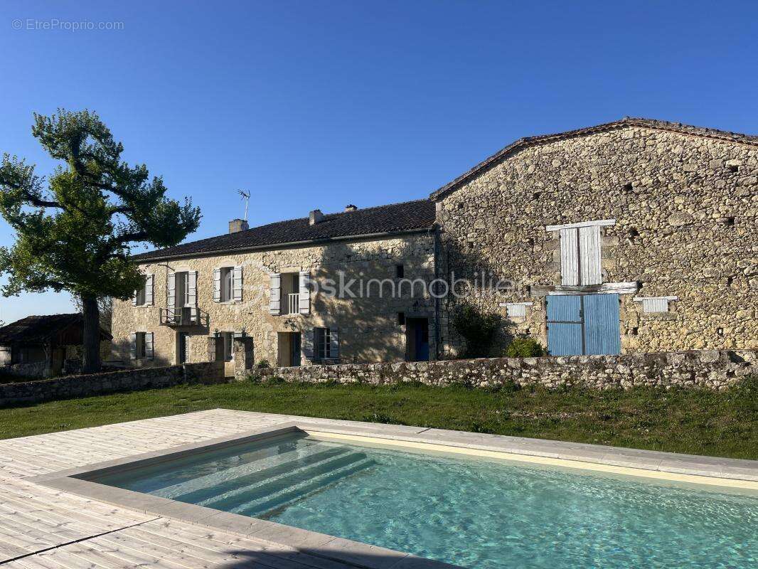 Propriété avec gîtes, piscine, dépendances et pigeonnier historique dans le Gers - photo 2