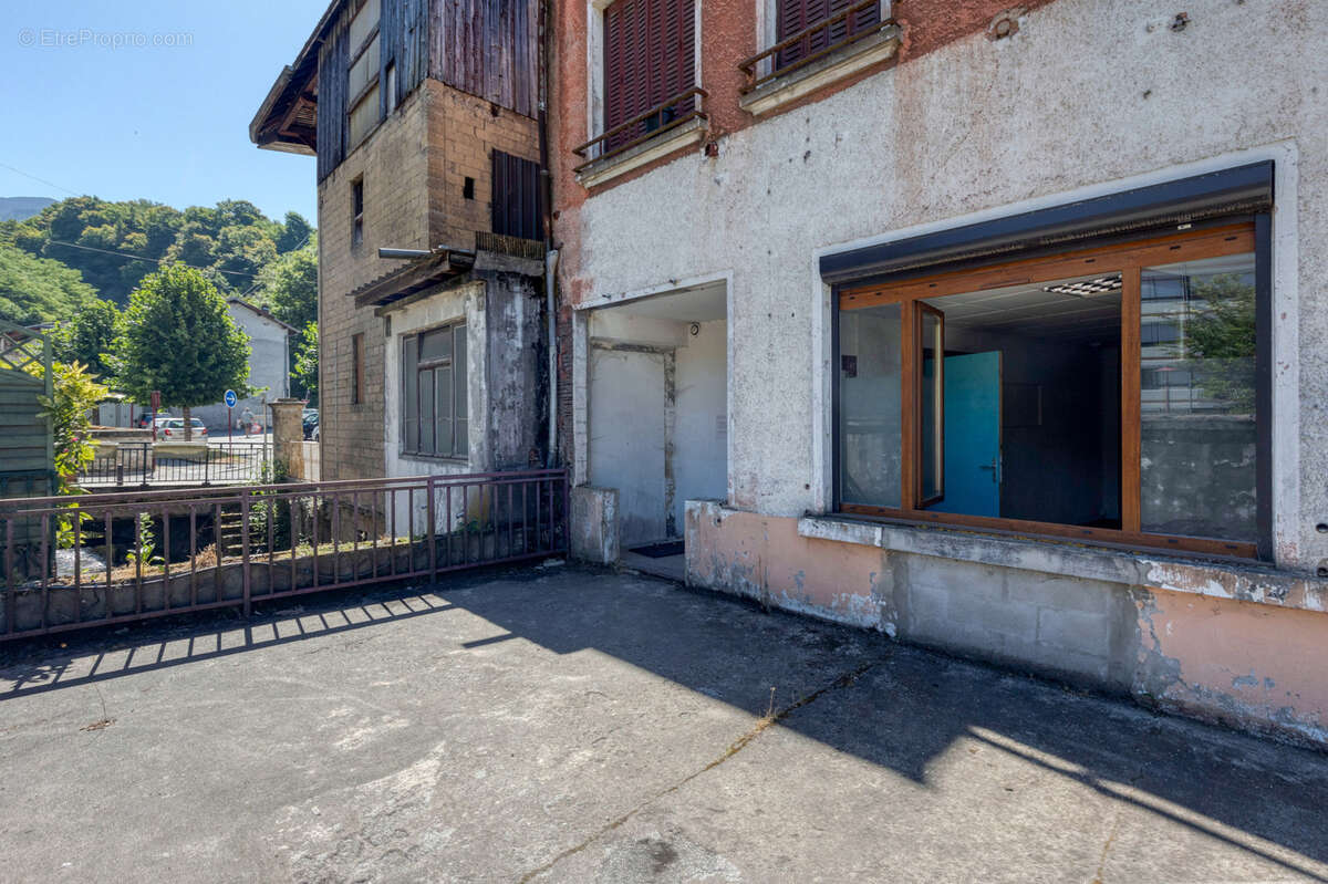 Commerce à LA ROCHETTE