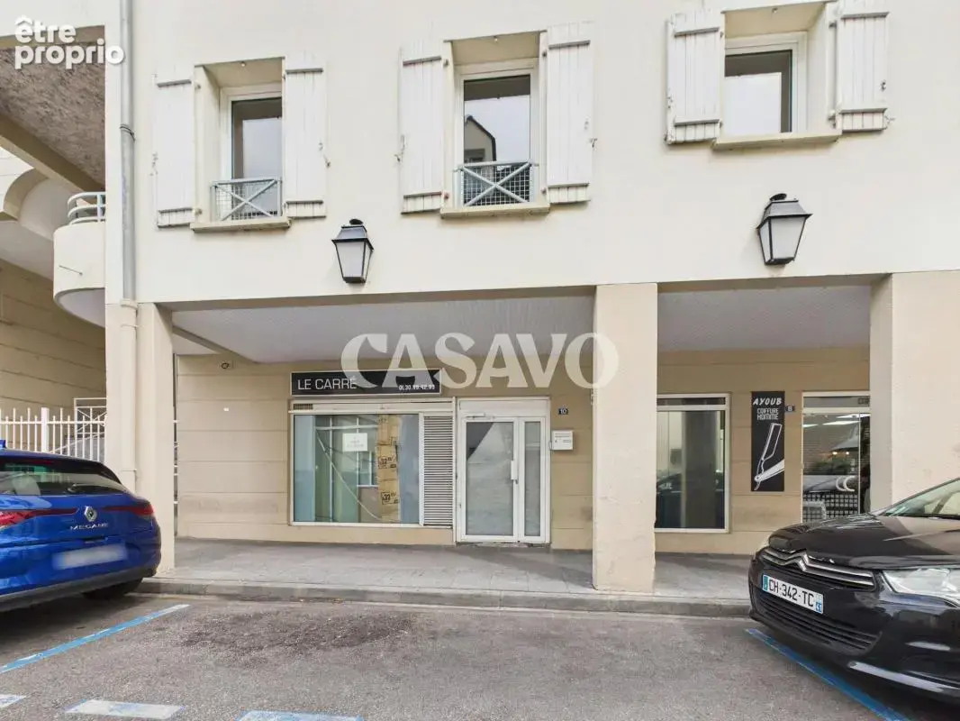 Local commercial de 77,7 m², bénéficiant d’une vitrine sur rue et d’un agencement offrant de nombreuses possibilités - photo 2