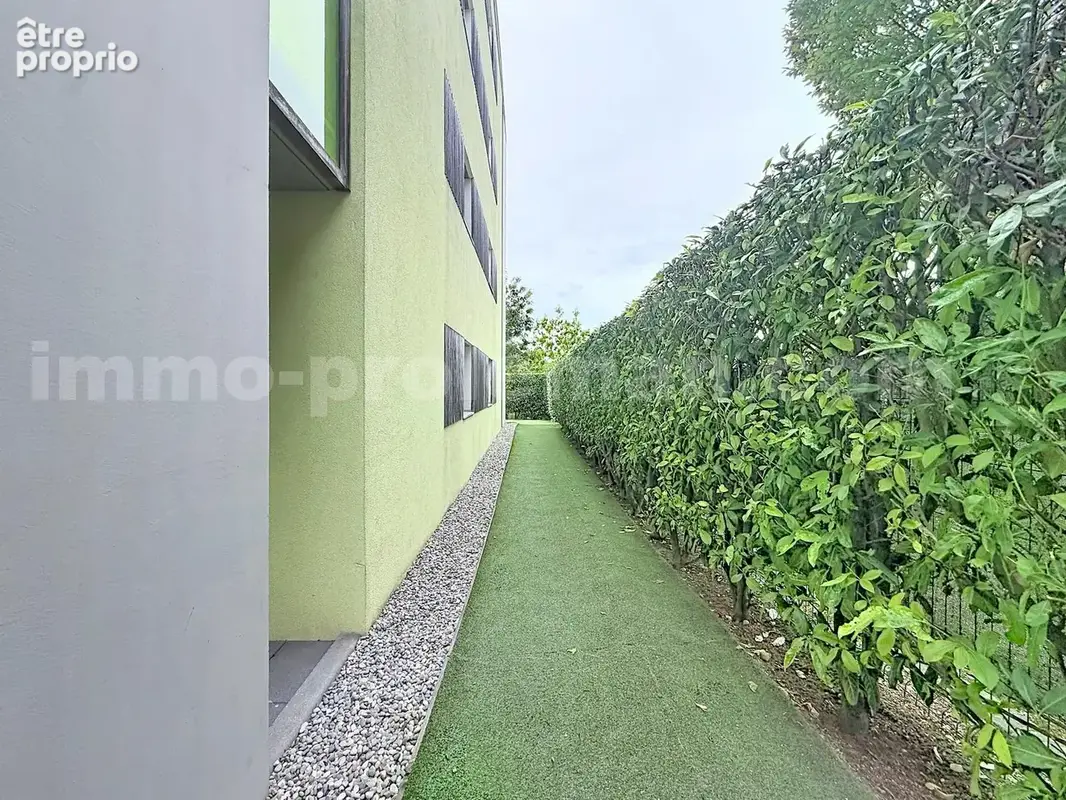 Appartement_T3_Annemasse_belle_superficie_proximitée_frontière_Suisse_tram_Ceva_direction_GENEVE_Frontaliers_Salon_Séjour_cuisine_terrasse_jardin_