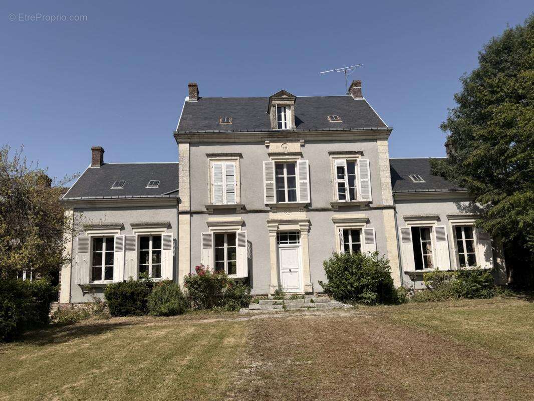 A moins de 2 heures de Paris, Ancien Presbytère de Coulonges-les-Sablons – Propriété de caractère sur un parc de 7 500 m² - photo 2