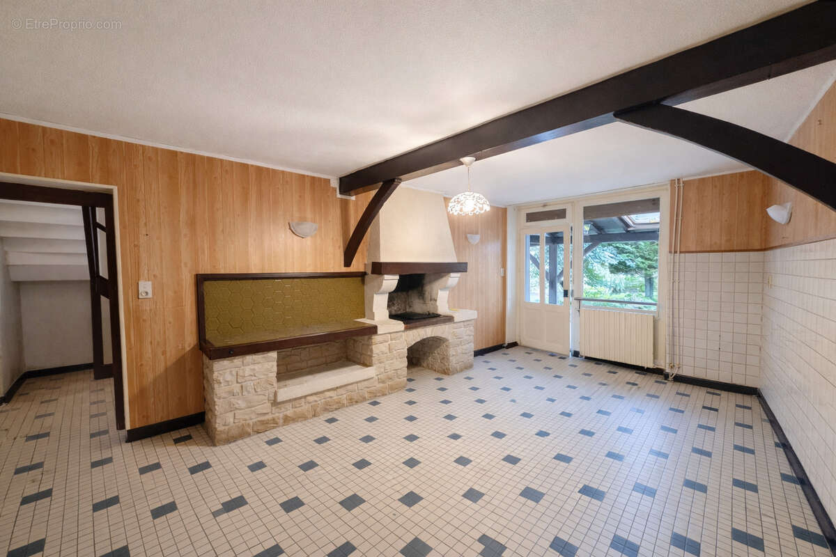 Maison à SAINT-MEME-LES-CARRIERES