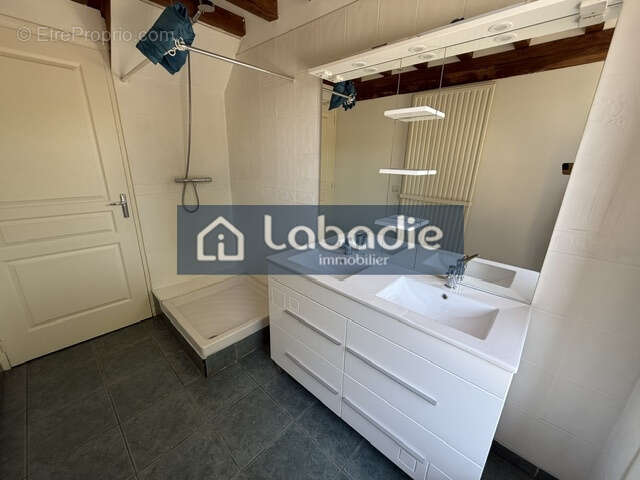 A 5km de Vire, longère en pierres de 70m2 en parfait état sur un terrain de 2000m2. - photo 7