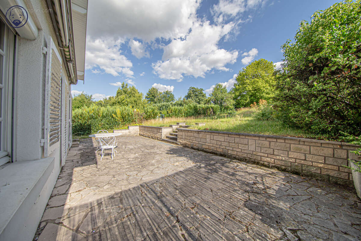 Maison individuelle de caractère avec son jardin trés agréable. - photo 11