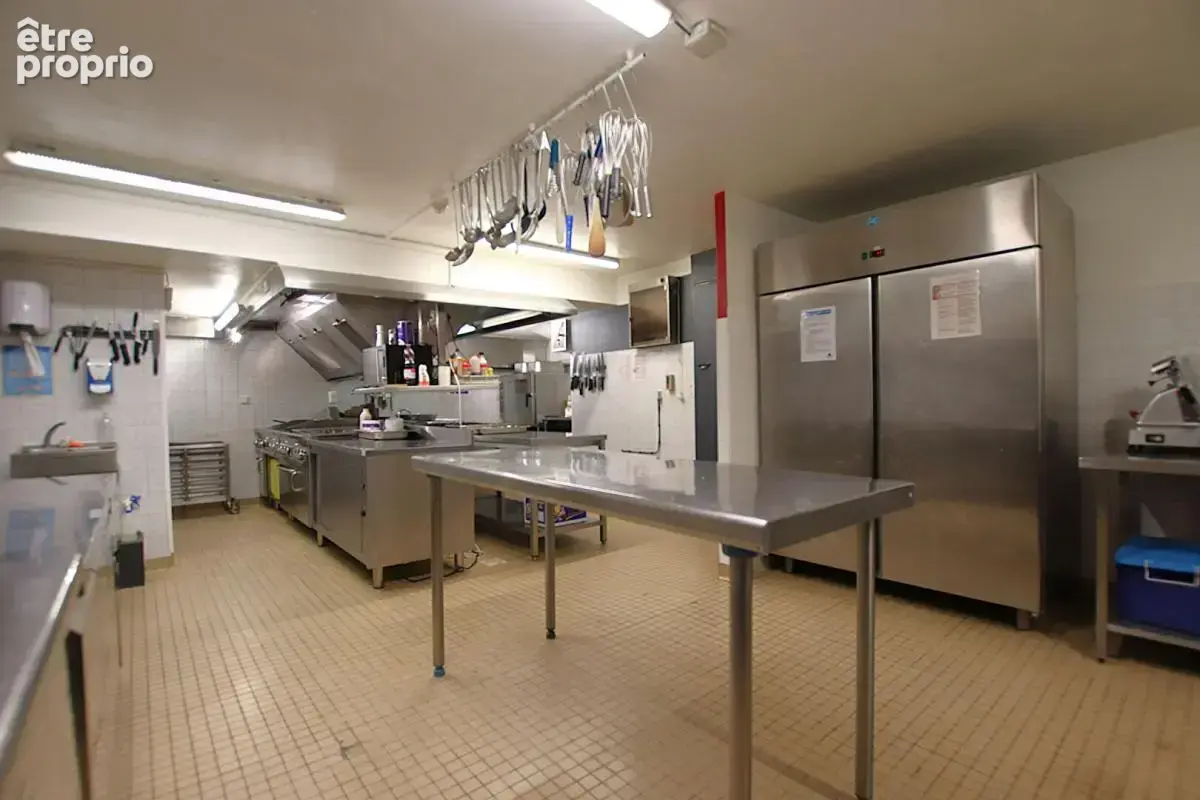 Hôtel Restaurant avec bar Licence IV - Vente murs et fonds - Axe A75 - photo 10