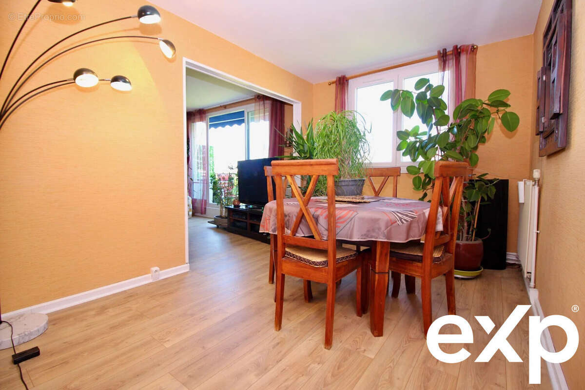 Appartement à NEAUPHLE-LE-CHATEAU