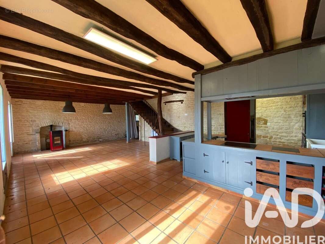 Maison 208 m² à Sainte-Eanne  - photo 3