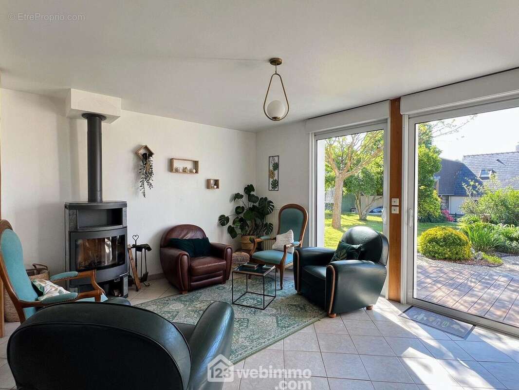 ... équipé d&#039;un poêle à bois. - Maison à MONTREUIL-JUIGNE