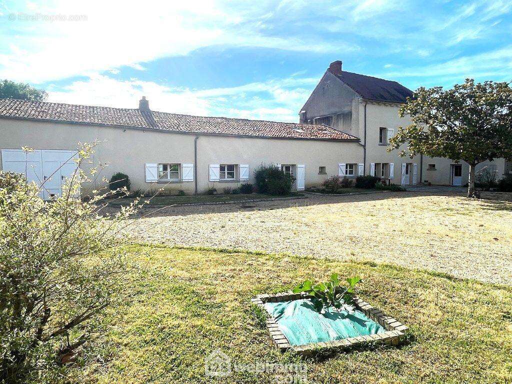 En face, la maison avec grand garage, atelier et chaufferie. - Maison à ORCHES