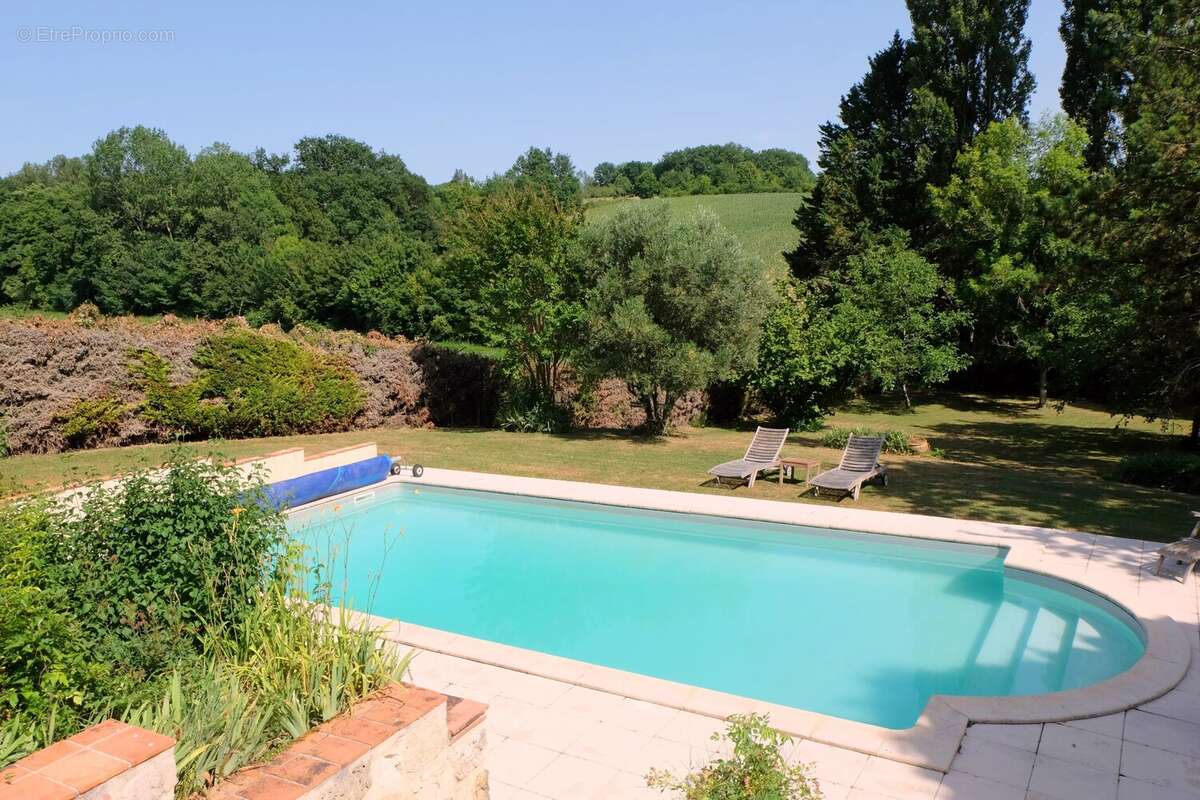 Impressionnante maison en pierre avec piscine et jardins très privés - photo 2