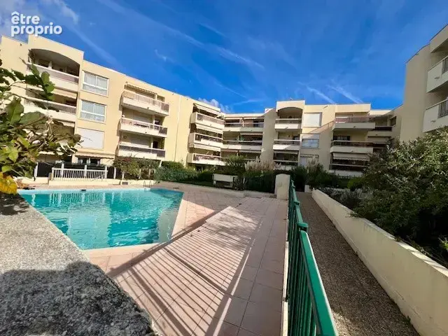 Tres beau 3 pieces + terrasse + parking dans residence securisee avec piscinne - photo 1