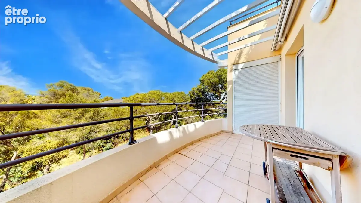 Saint-Aygulf - Appartement Traversant 3 pièces de 71 m2 terrasse panoramique, garage - photo 12