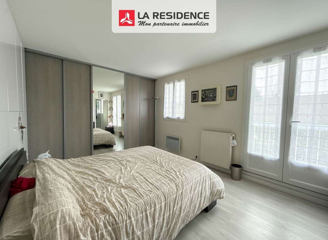 Maison à LE MESNIL-SAINT-DENIS