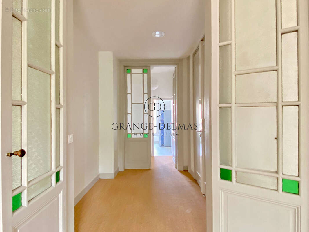 Appartement rénové immeuble pierre - TRIANGLE D'OR - photo 6