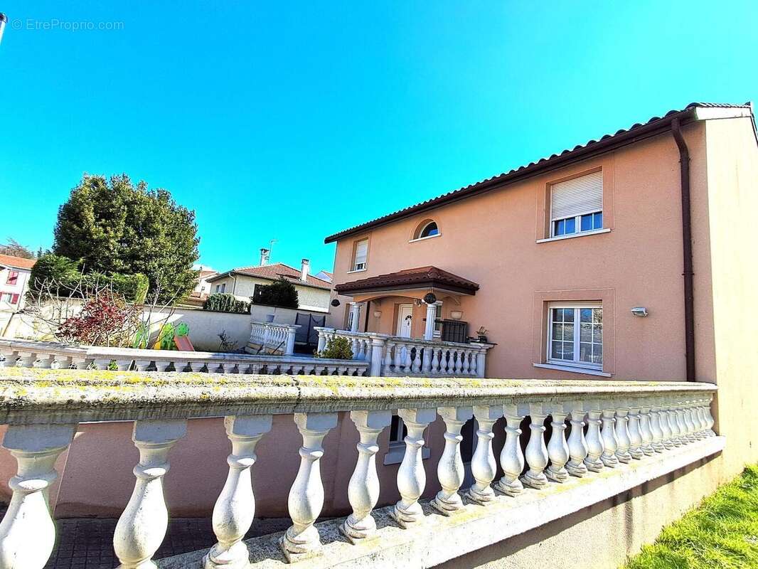 Maison 185 m² à Decines-Charpieu  - photo 4