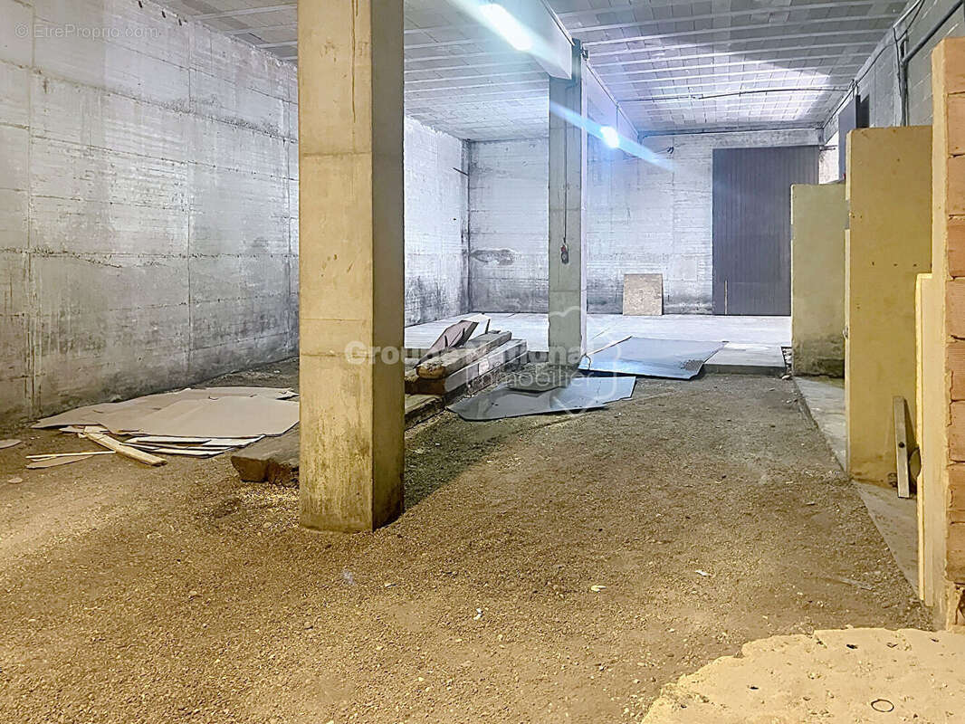 Châteauneuf-du-Pape : Ancienne cave viticole de 350 m² avec fort potentiel - photo 7
