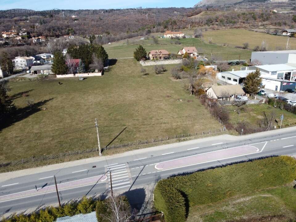 Terrain à LA ROCHETTE