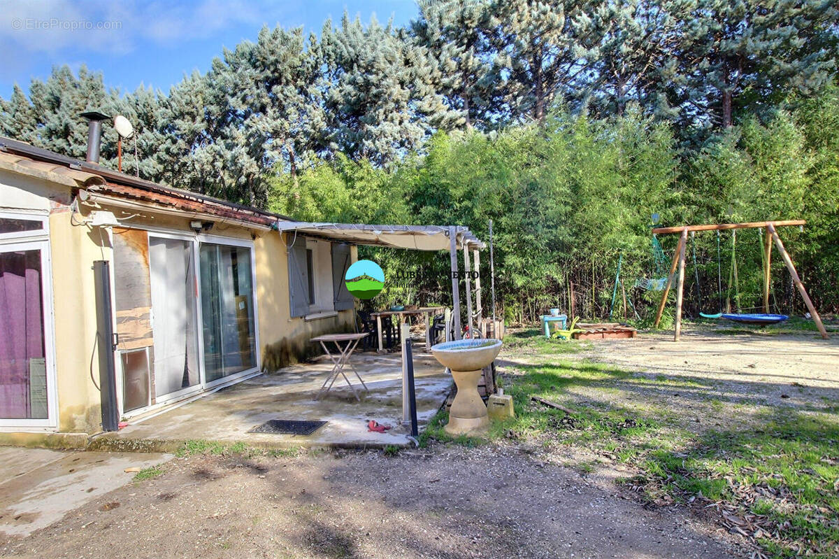 Maison à Lagnes sur environ 840m²  de terrain - photo 1