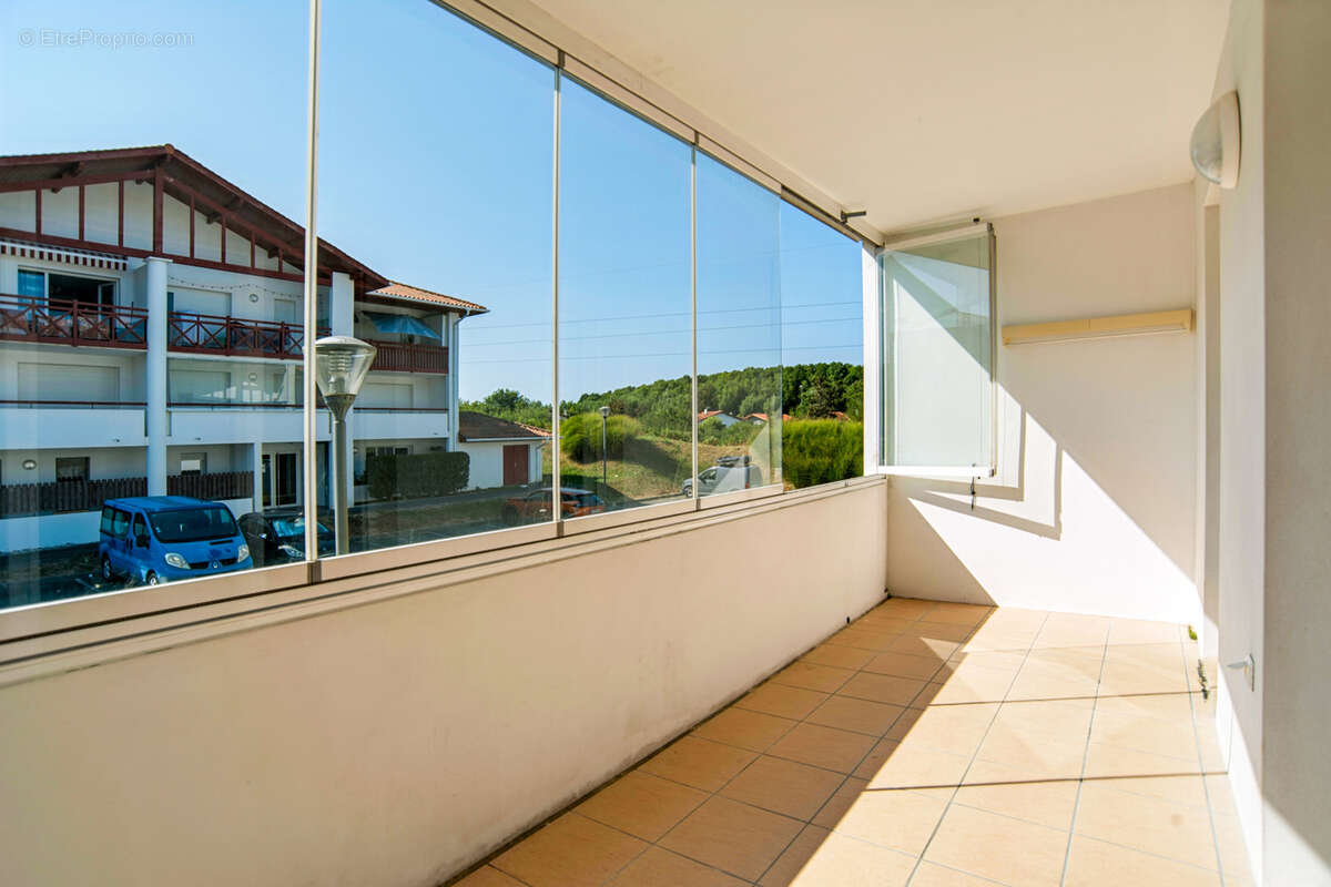 T3 avec grande pièce de vie, loggia et parking - photo 3
