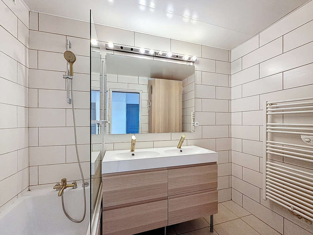 Appartement à DECINES-CHARPIEU