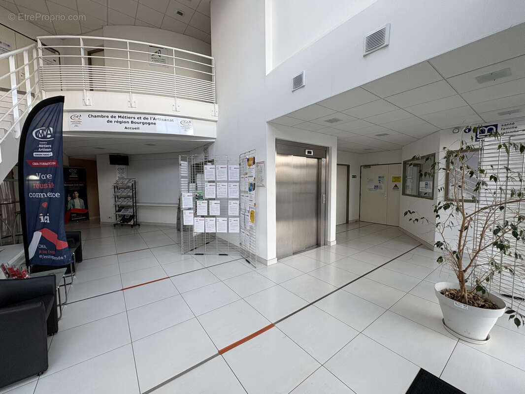 Ensemble de bureaux dans un immeuble tres bon etat - photo 7