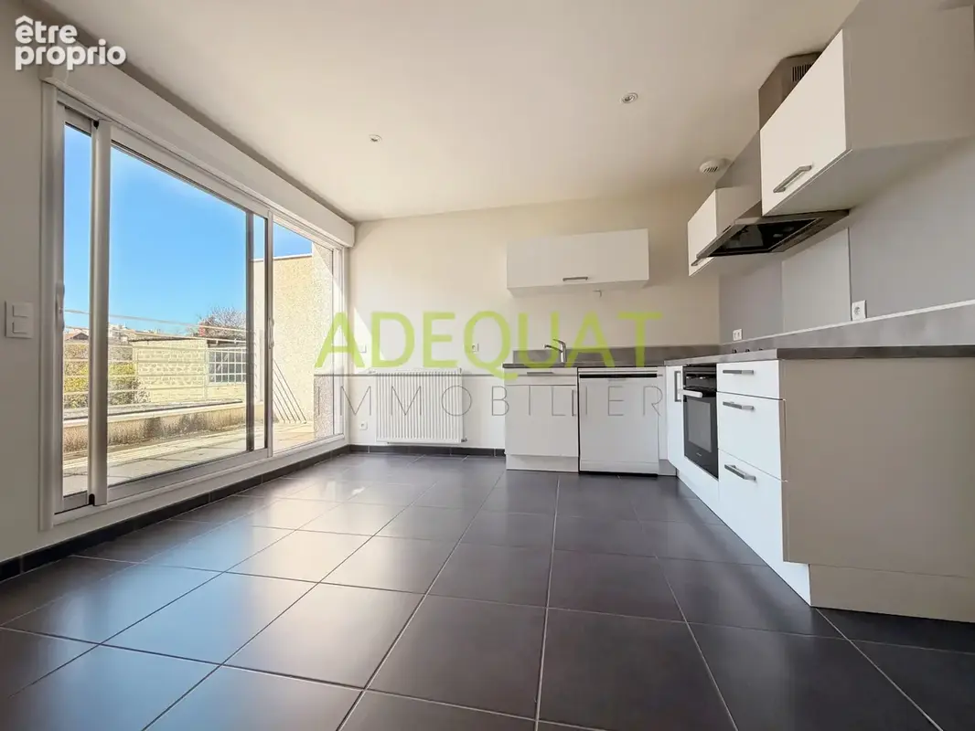 BOURGOIN JALLIEU 'CENTRE VILLE', Appartement T3 + terrasse + cave + 2 parkings… - photo 3