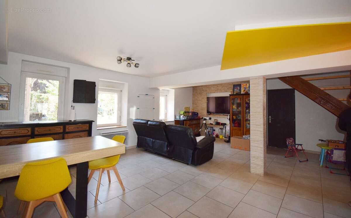 Maison à CREUZIER-LE-VIEUX