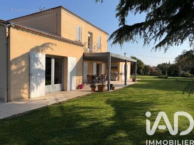 Maison 255 m² à Saint-Seurin-De-Cursac  - photo 6