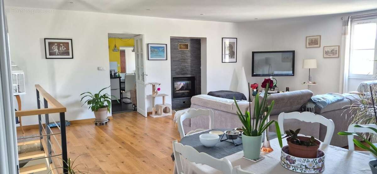 Maison 225 m² à Chateau-Larcher  - photo 3
