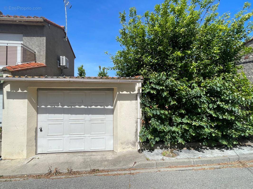 Parking à VILLENEUVE-DE-LA-RAHO