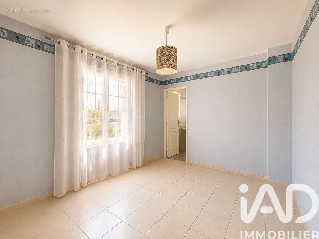 Maison 151 m² à Saint-Sauveur-D'aunis  - photo 7