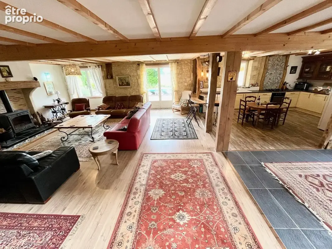 Superbe grange réaménagée avec 6 chambres et 4 salles de bains, offrant une vue imprenable - photo 6