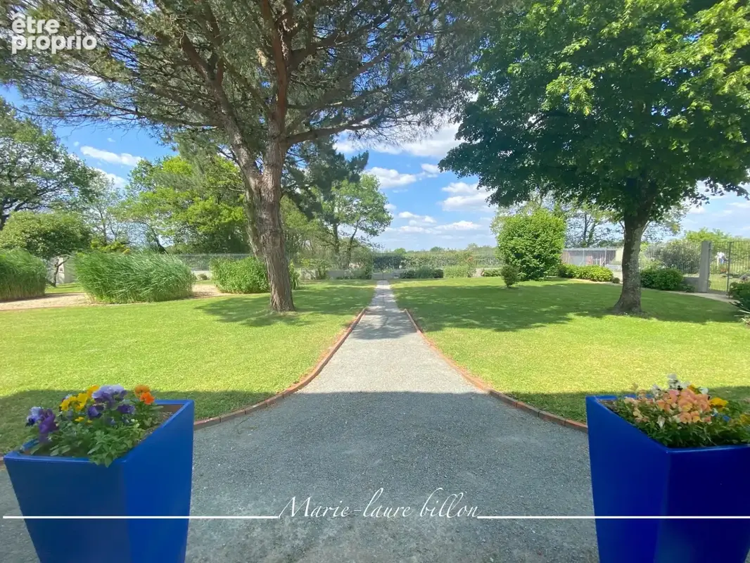 Maison à vendre 7 pièces CHALLANS (85), maison 4 chambres avec véranda, espace détente +piscine, terrain clos de 4730 m2 - photo 2