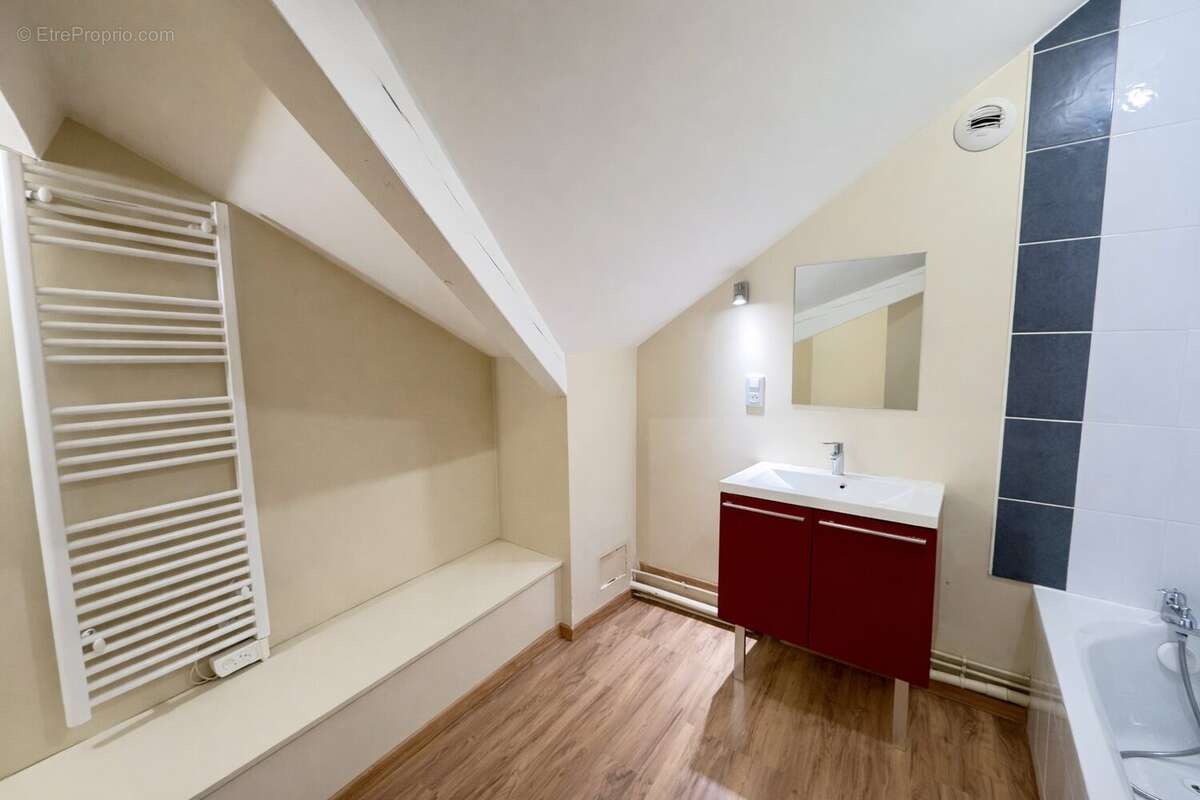 salle de bain avec wc - Appartement à TULLE