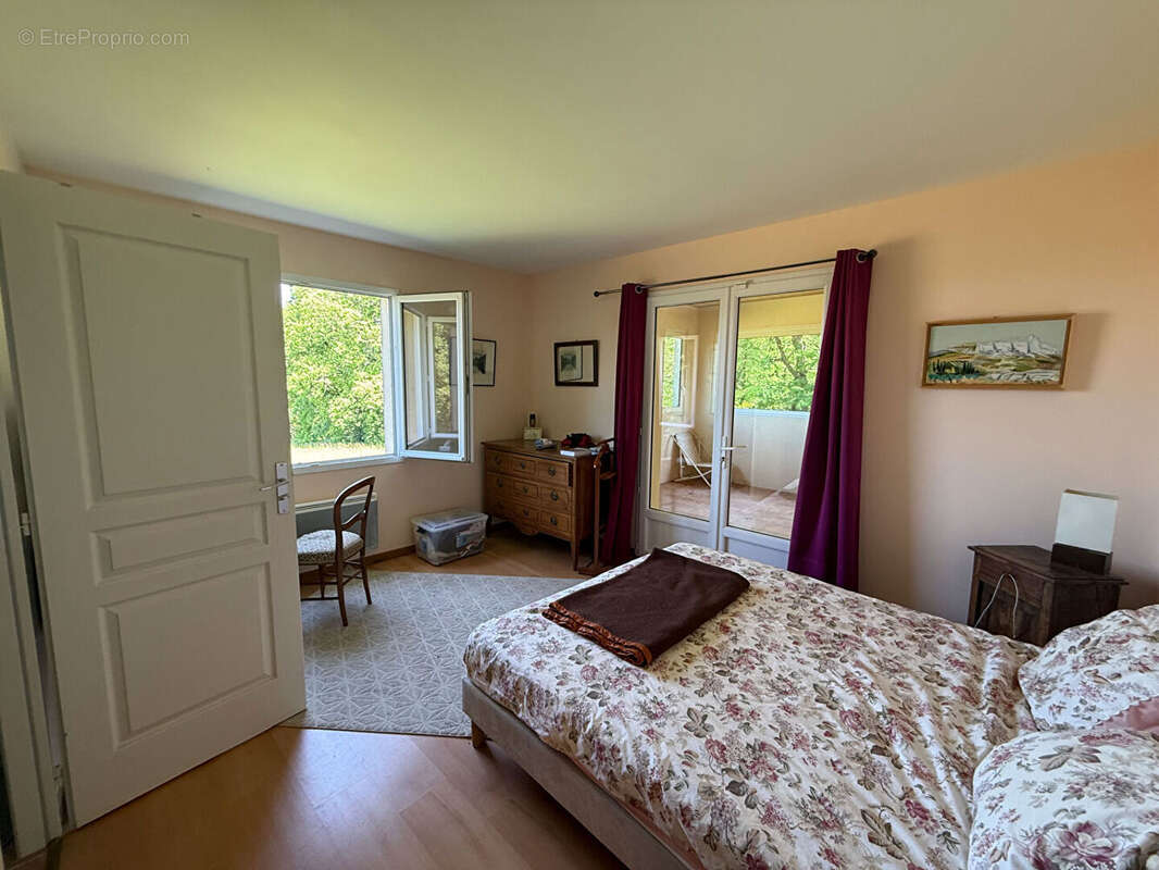 En pleine campagne, au calme, venez découvrir cette belle propriété de 250 m² habitables avec vue, sur un terrain de plus d'un h - photo 9