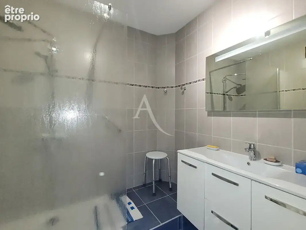 LA ROCHELLE - Quartier La Genette  Appartement T4 avec balcon, ascenseur, stationnement et grenier - photo 7