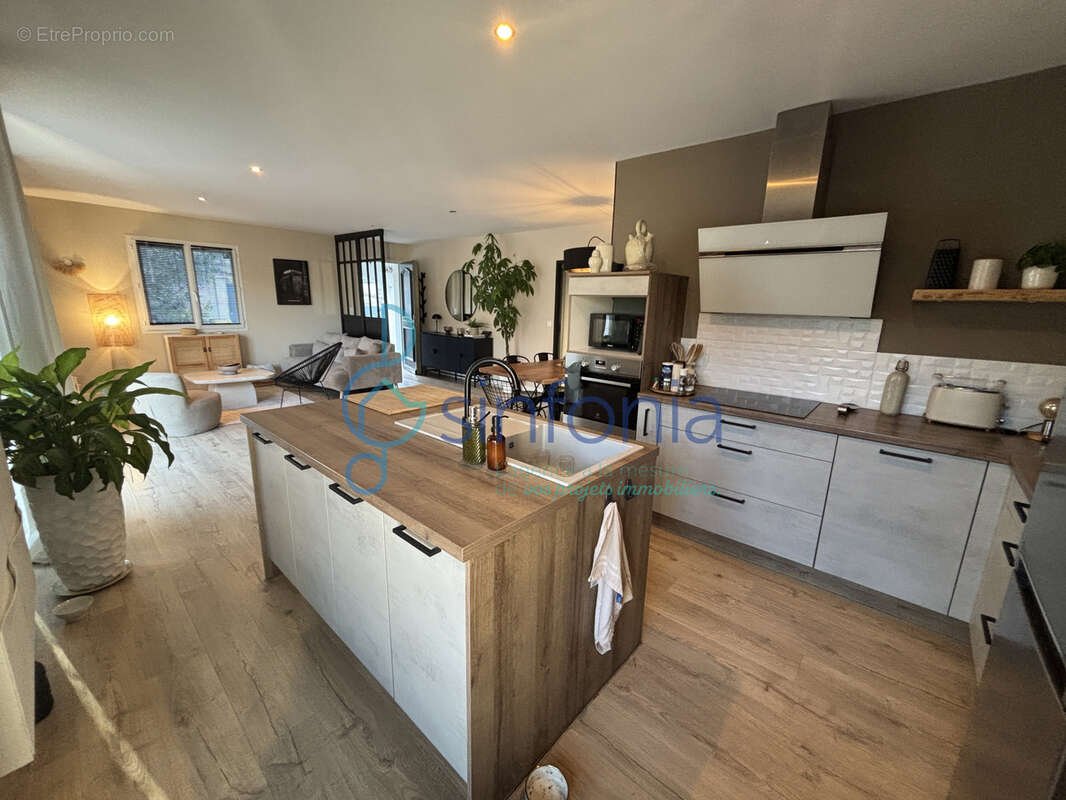 Maison à GALLARGUES-LE-MONTUEUX