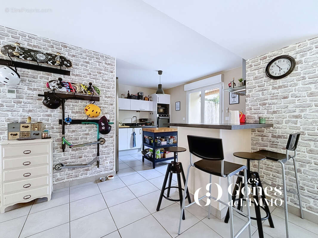 CRAPONNE   Appartement T4 Duplex de 97 m2 Carrez + 21 m2 utiles   Jardin, 2 parkings - photo 2