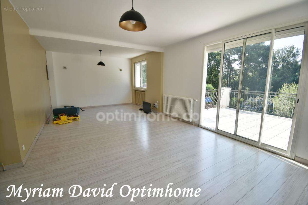 Maison familiale 171 m² – DPE C – 5 chambres – Terrain paysagé de 2 400 m² – Rostrenen - photo 2