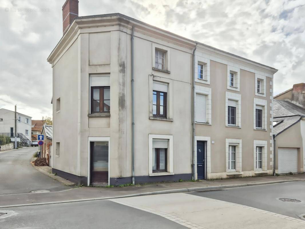 Maison à MONTREVAULT