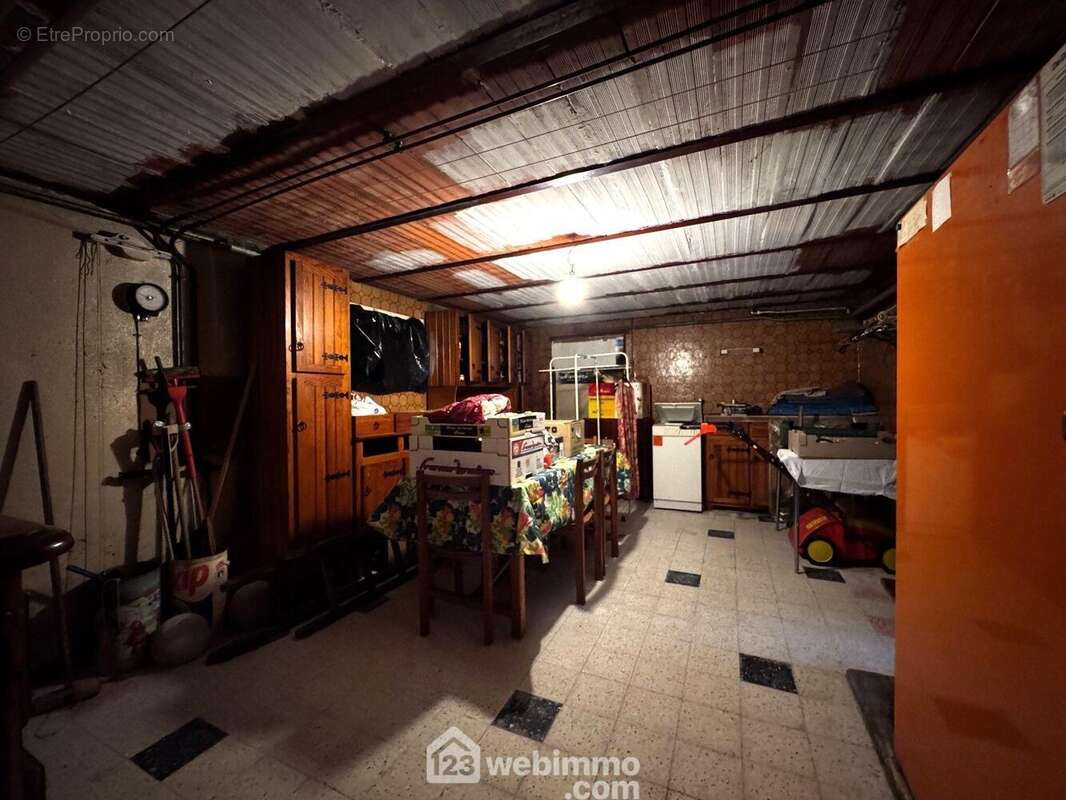 Allons au sous-sol avec espace buanderie/chaufferie - Maison à VILLABE