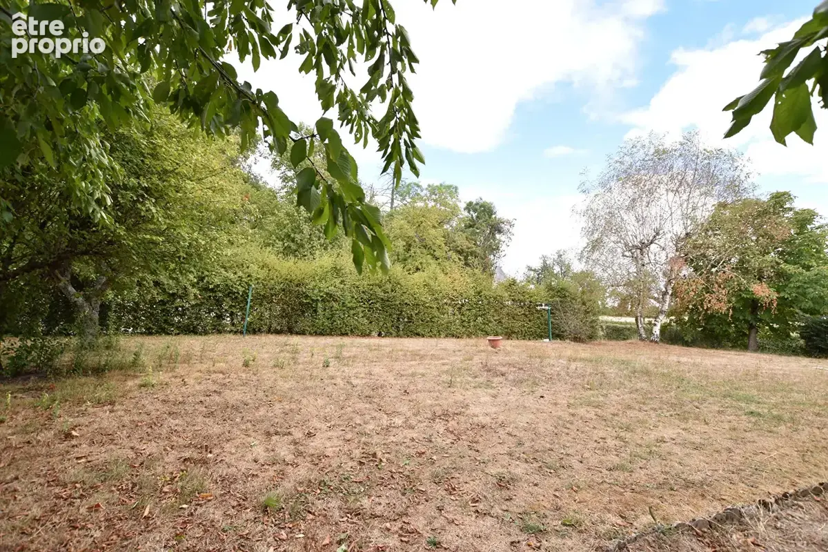 Maison avec dépendances, piscine et 2 hectares de terrain. - photo 18