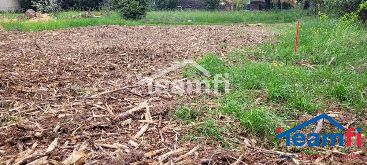 Terrain à SAINT-JULIEN-LES-ROSIERS
