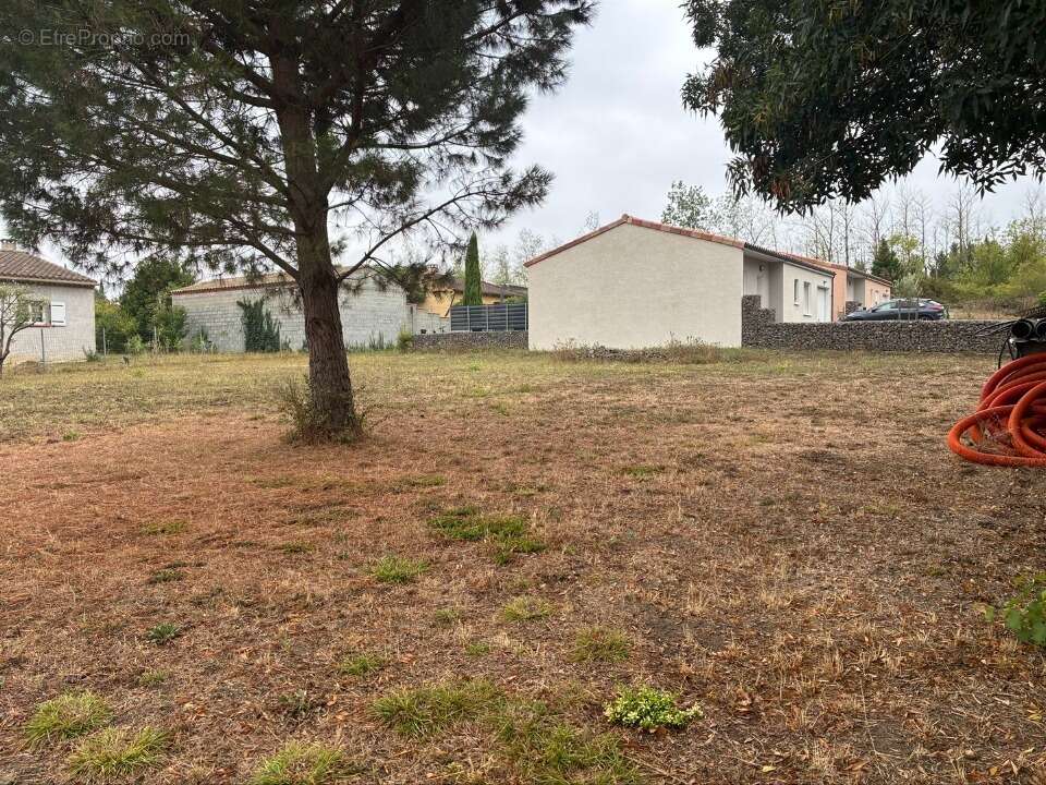 Terrain 1093 m² à Sainte-Eulalie  - photo 2