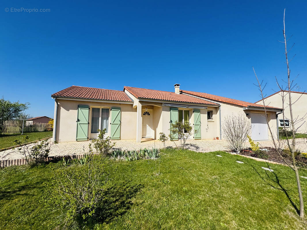 Maison à ESCOUTOUX