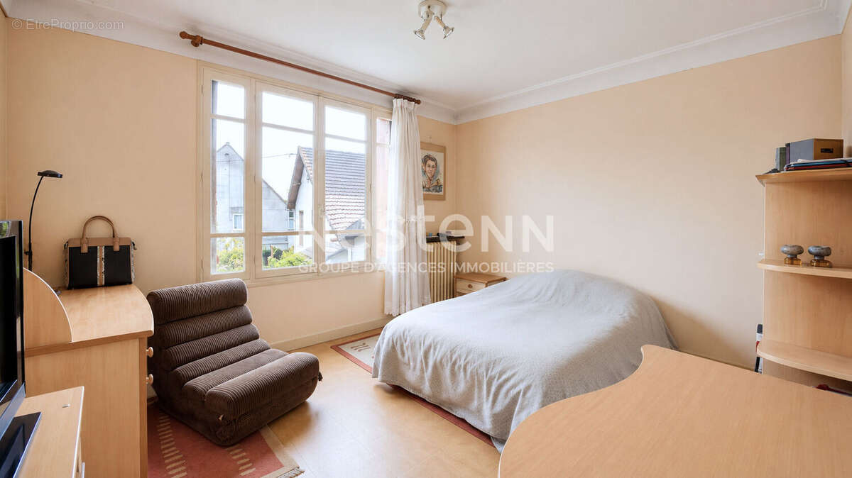 Maison à vendre Roissy-en-Brie - Proche RER E - Quartier calme - Garage double - Grand potentiel - photo 8