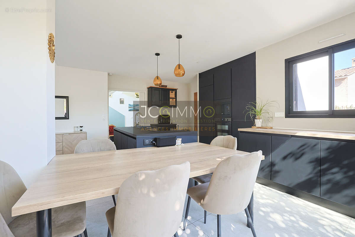 Villa d'architecte -152 m2 avec piscine et garage de 40m2 à proximité des commodités - photo 5