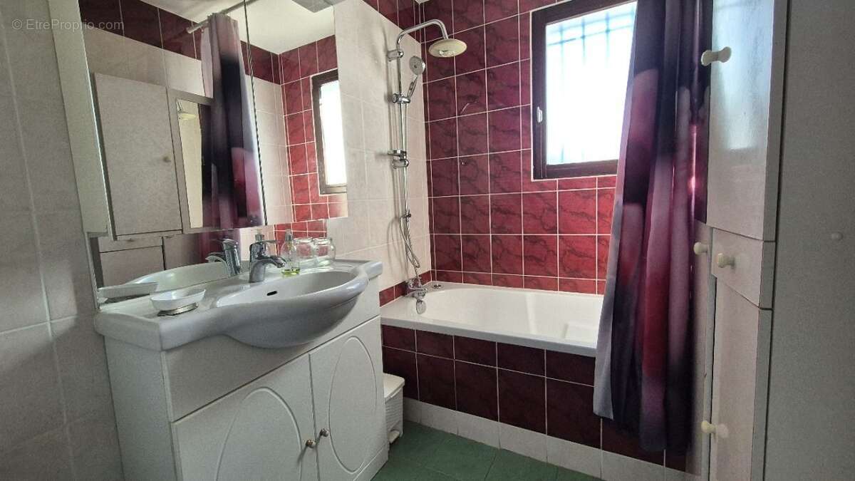 salle de bain - Maison à MERY-SUR-MARNE