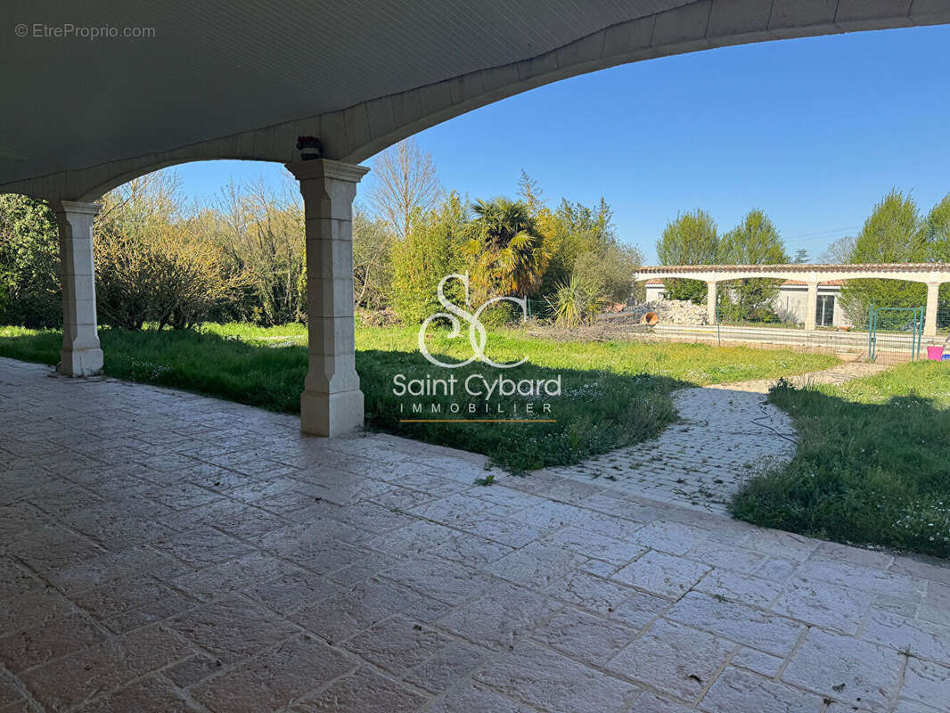 Maison à ROULLET-SAINT-ESTEPHE